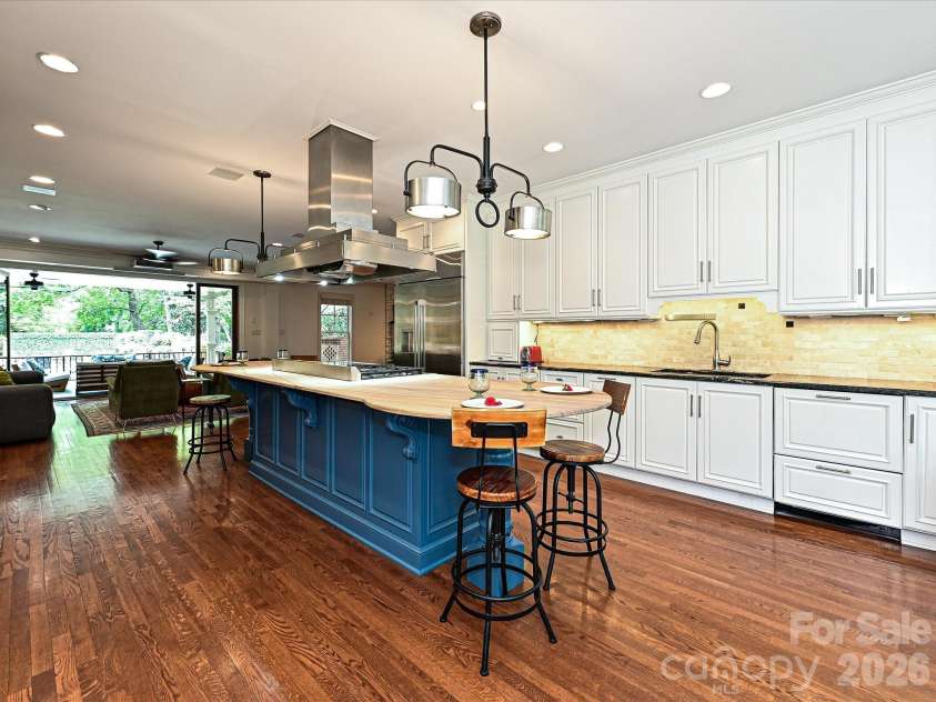 2132 Rolston Drive, Charlotte, NC 28207.  MLS# CAR4370099, YatesRealty ID 33680. 