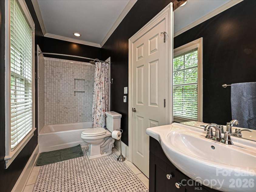 2132 Rolston Drive, Charlotte, NC 28207.  MLS# CAR4370099, YatesRealty ID 33680. 