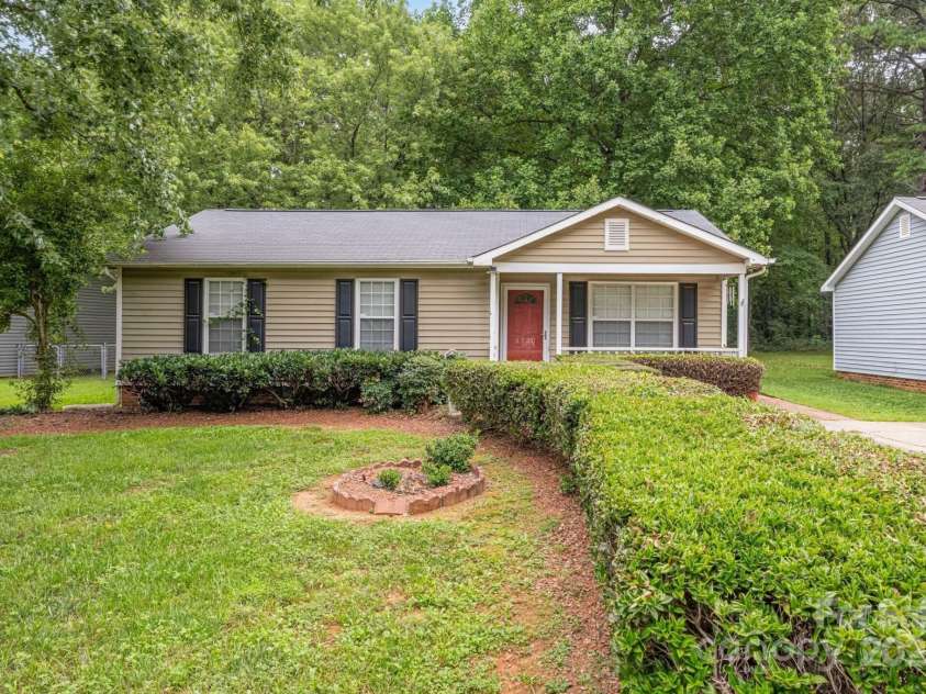 6220 Easter Lane, Charlotte, NC 28208.  MLS# CAR4294561, YatesRealty ID 33680. 