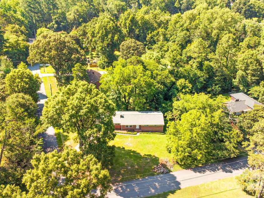 215 Mellwood Drive, Charlotte, NC 28214.  MLS# CAR4277258, YatesRealty ID 33684. 