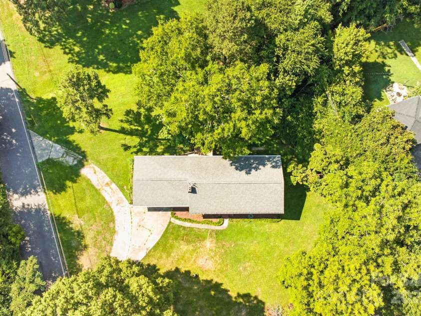 215 Mellwood Drive, Charlotte, NC 28214.  MLS# CAR4277258, YatesRealty ID 33684. 
