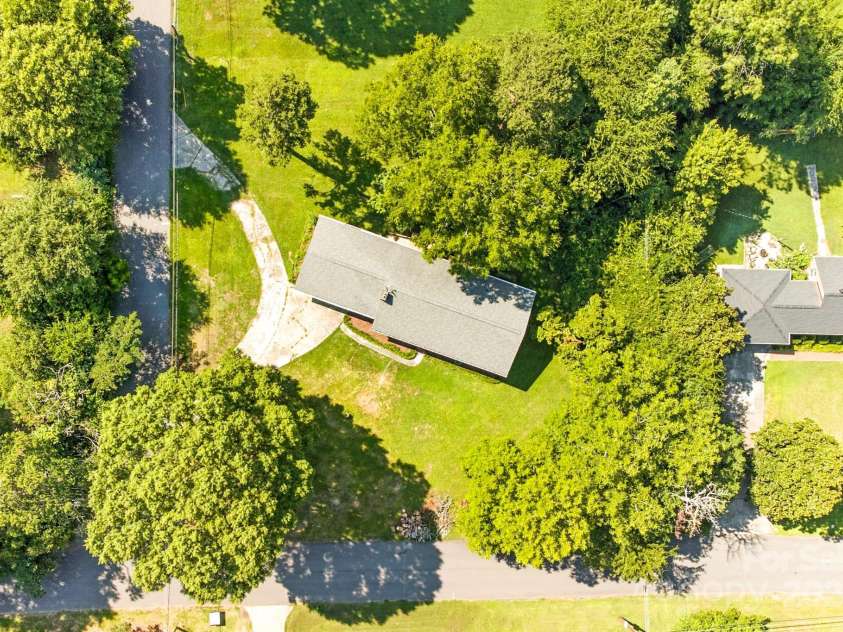215 Mellwood Drive, Charlotte, NC 28214.  MLS# CAR4277258, YatesRealty ID 33684. 