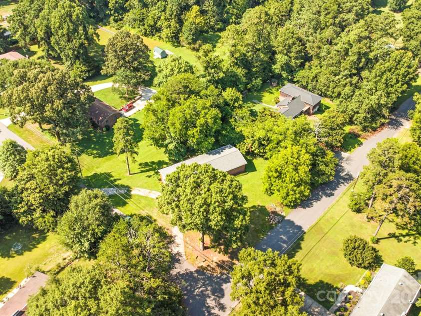 215 Mellwood Drive, Charlotte, NC 28214.  MLS# CAR4277258, YatesRealty ID 33684. 