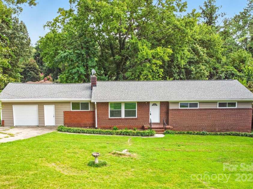 215 Mellwood Drive, Charlotte, NC 28214.  MLS# CAR4277258, YatesRealty ID 33684. 