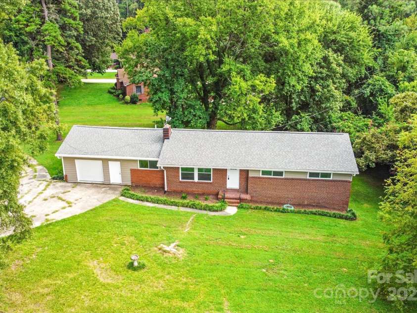 215 Mellwood Drive, Charlotte, NC 28214.  MLS# CAR4277258, YatesRealty ID 33684. 