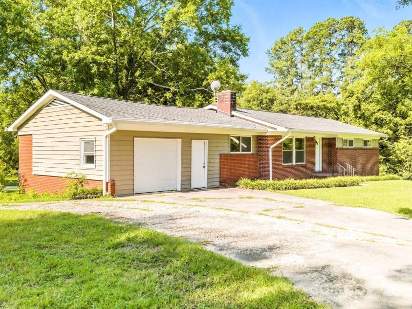 215 Mellwood Drive, Charlotte, NC 28214.  MLS# CAR4277258, YatesRealty ID 33684. 