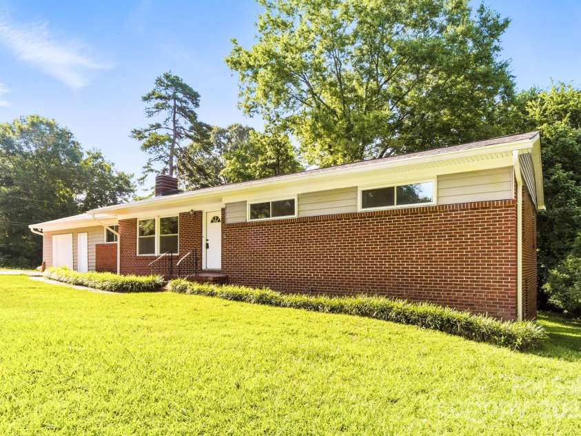 215 Mellwood Drive, Charlotte, NC 28214.  MLS# CAR4277258, YatesRealty ID 33684. 