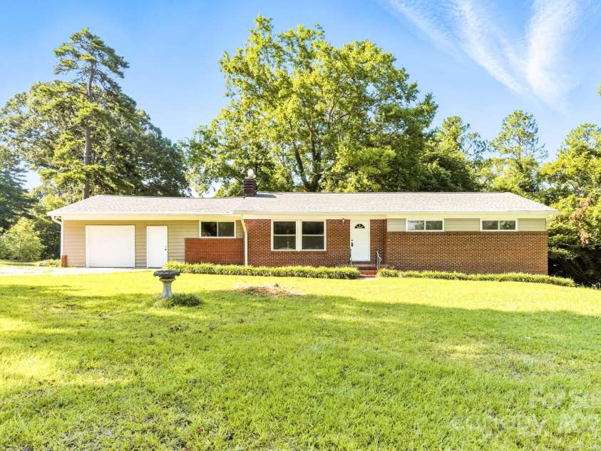 215 Mellwood Drive, Charlotte, NC 28214.  MLS# CAR4277258, YatesRealty ID 33684. 