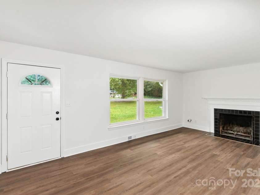 215 Mellwood Drive, Charlotte, NC 28214.  MLS# CAR4277258, YatesRealty ID 33684. 