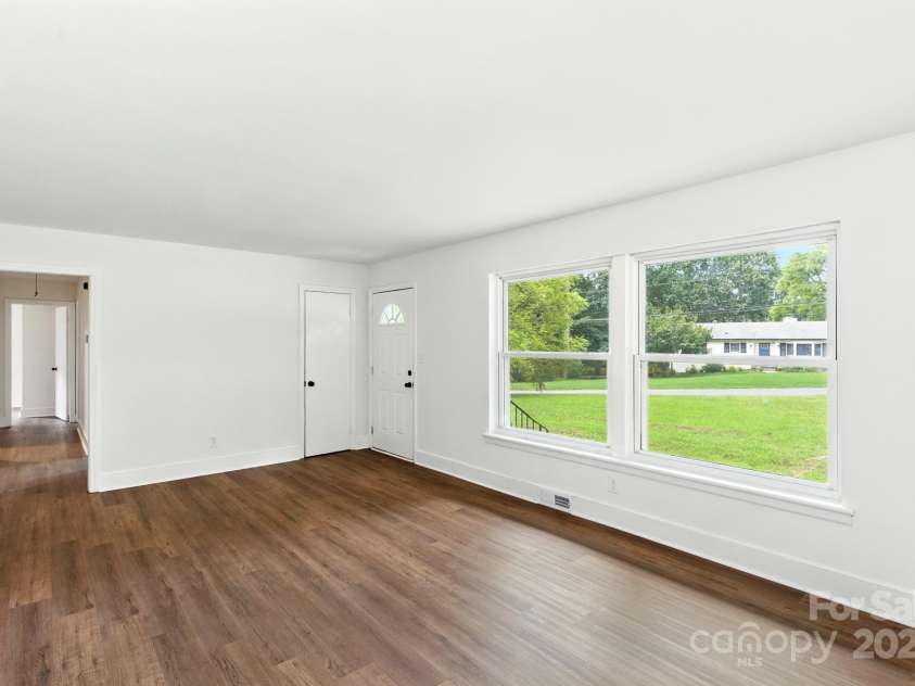215 Mellwood Drive, Charlotte, NC 28214.  MLS# CAR4277258, YatesRealty ID 33684. 