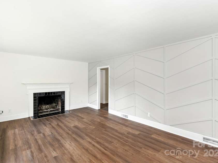 215 Mellwood Drive, Charlotte, NC 28214.  MLS# CAR4277258, YatesRealty ID 33684. 