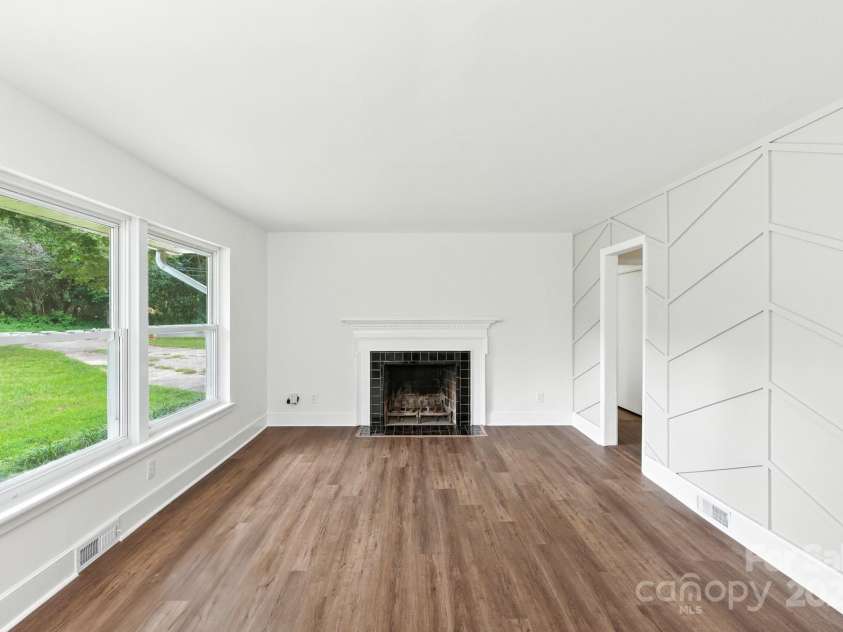 215 Mellwood Drive, Charlotte, NC 28214.  MLS# CAR4277258, YatesRealty ID 33684. 