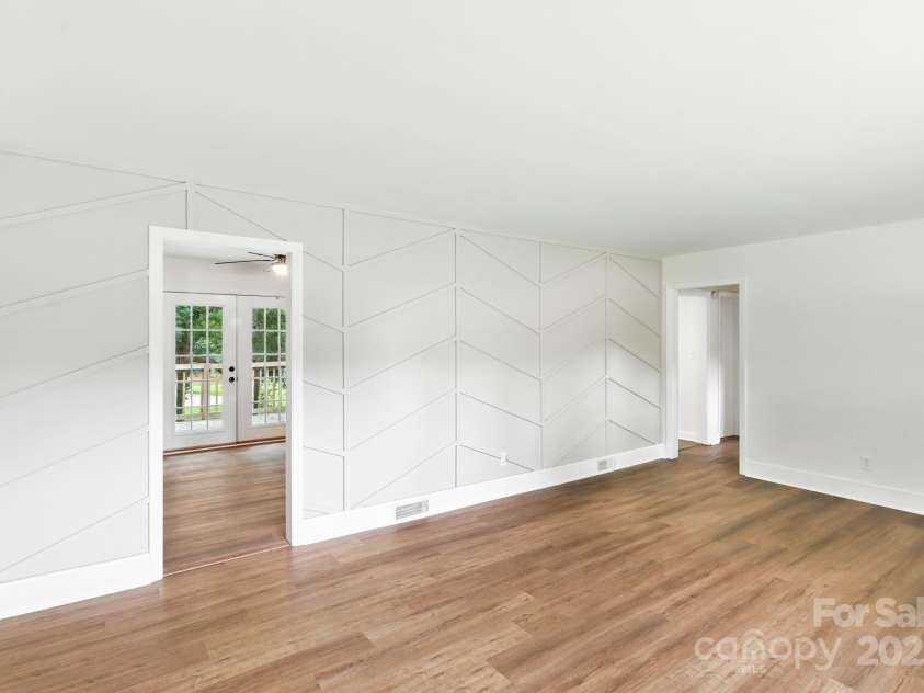 215 Mellwood Drive, Charlotte, NC 28214.  MLS# CAR4277258, YatesRealty ID 33684. 