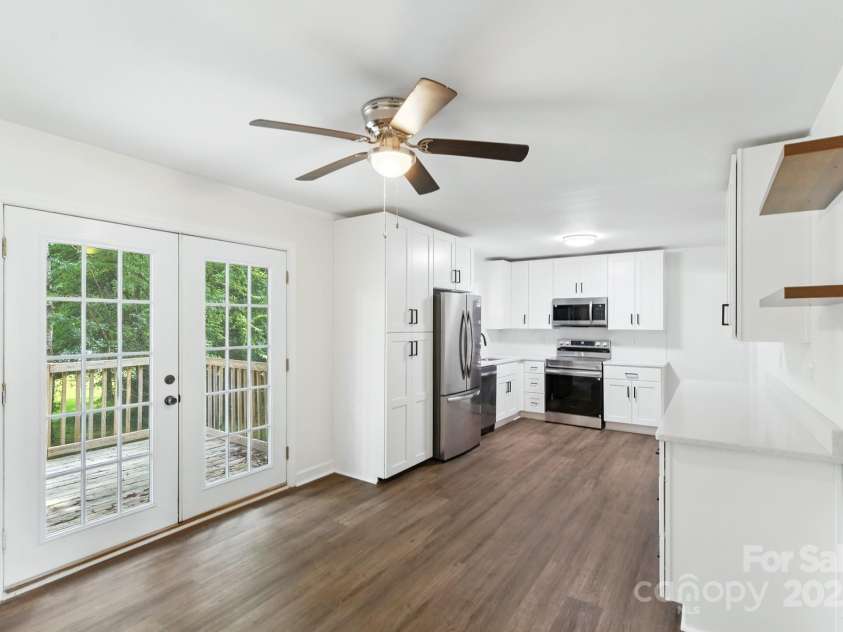 215 Mellwood Drive, Charlotte, NC 28214.  MLS# CAR4277258, YatesRealty ID 33684. 