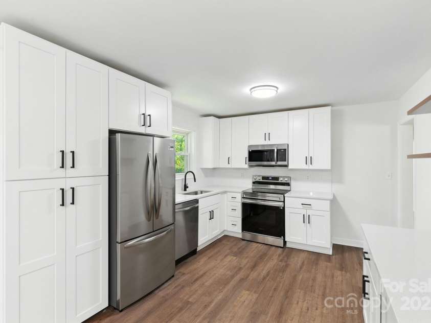 215 Mellwood Drive, Charlotte, NC 28214.  MLS# CAR4277258, YatesRealty ID 33684. 