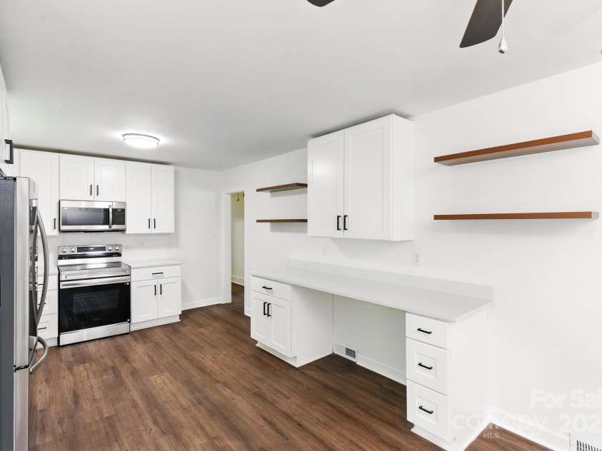 215 Mellwood Drive, Charlotte, NC 28214.  MLS# CAR4277258, YatesRealty ID 33684. 