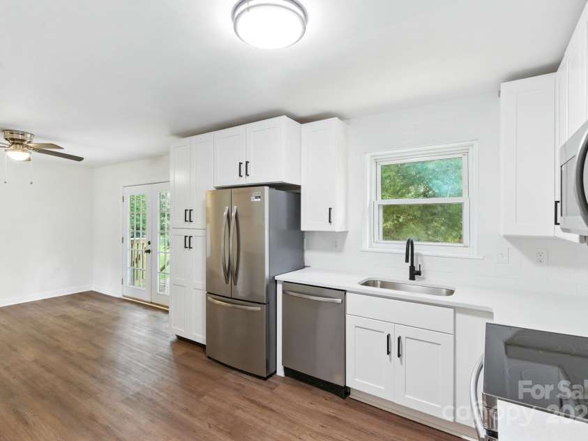 215 Mellwood Drive, Charlotte, NC 28214.  MLS# CAR4277258, YatesRealty ID 33684. 