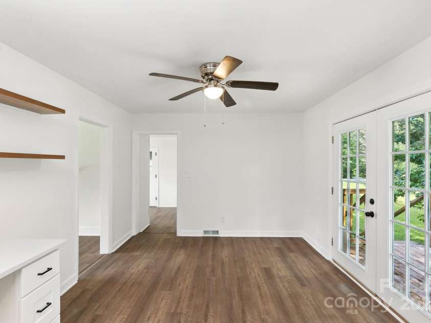 215 Mellwood Drive, Charlotte, NC 28214.  MLS# CAR4277258, YatesRealty ID 33684. 