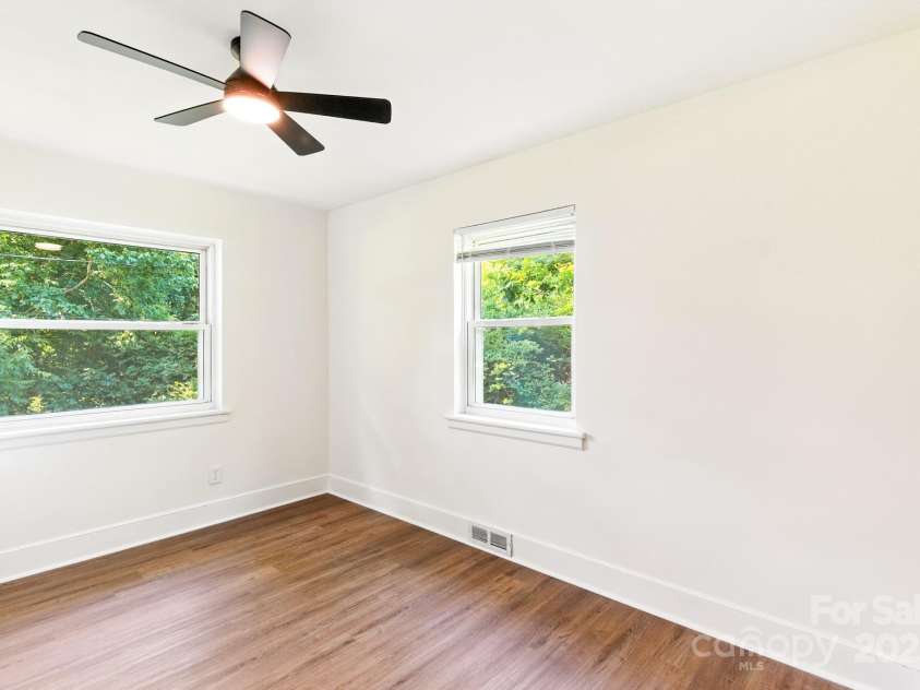 215 Mellwood Drive, Charlotte, NC 28214.  MLS# CAR4277258, YatesRealty ID 33684. 
