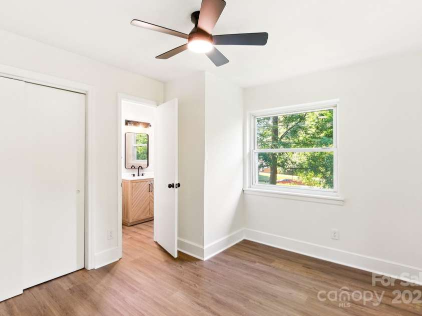 215 Mellwood Drive, Charlotte, NC 28214.  MLS# CAR4277258, YatesRealty ID 33684. 