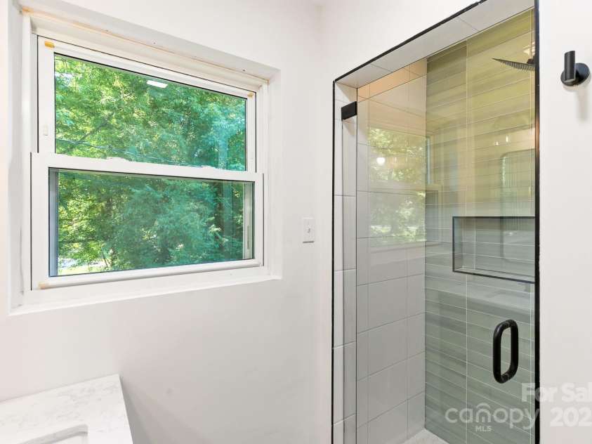 215 Mellwood Drive, Charlotte, NC 28214.  MLS# CAR4277258, YatesRealty ID 33684. 