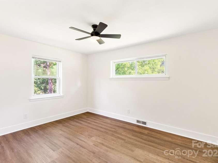 215 Mellwood Drive, Charlotte, NC 28214.  MLS# CAR4277258, YatesRealty ID 33684. 
