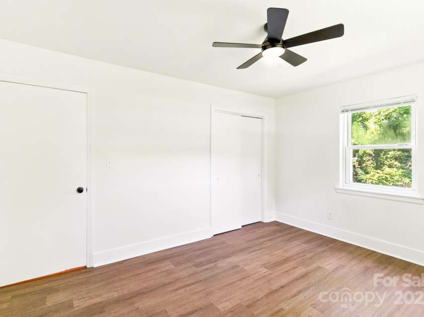 215 Mellwood Drive, Charlotte, NC 28214.  MLS# CAR4277258, YatesRealty ID 33684. 