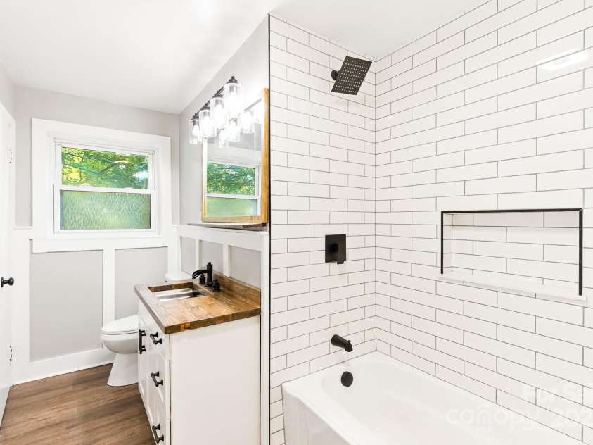 215 Mellwood Drive, Charlotte, NC 28214.  MLS# CAR4277258, YatesRealty ID 33684. 