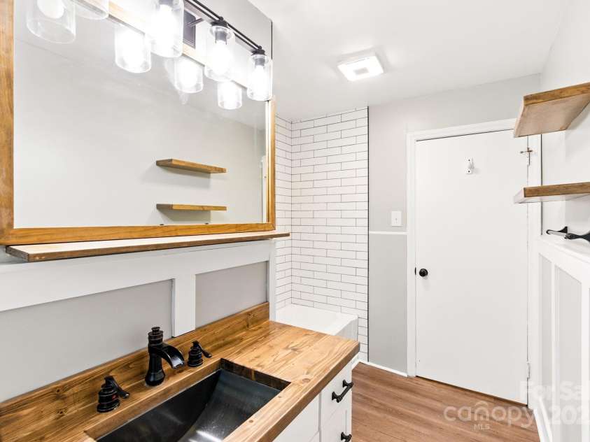 215 Mellwood Drive, Charlotte, NC 28214.  MLS# CAR4277258, YatesRealty ID 33684. 