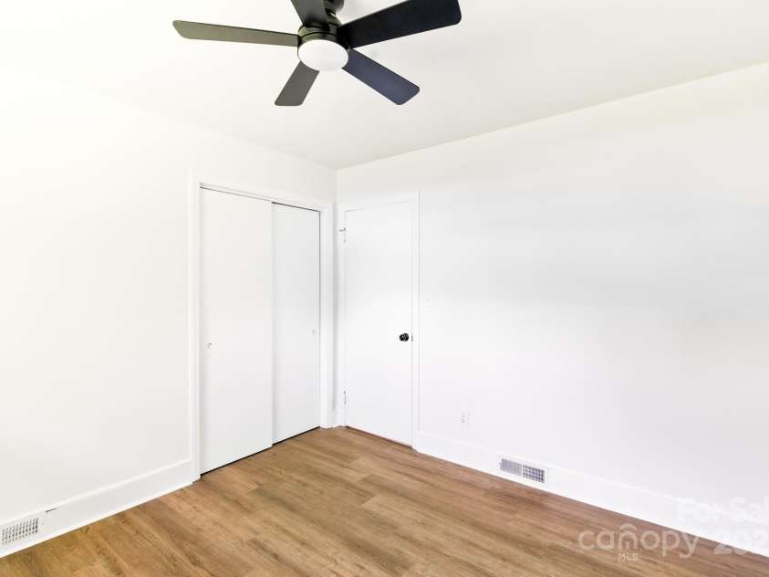 215 Mellwood Drive, Charlotte, NC 28214.  MLS# CAR4277258, YatesRealty ID 33684. 