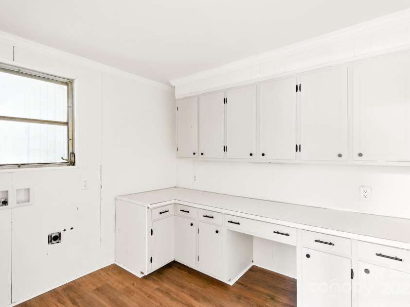 215 Mellwood Drive, Charlotte, NC 28214.  MLS# CAR4277258, YatesRealty ID 33684. 