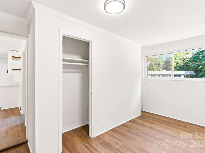 215 Mellwood Drive, Charlotte, NC 28214.  MLS# CAR4277258, YatesRealty ID 33684. 
