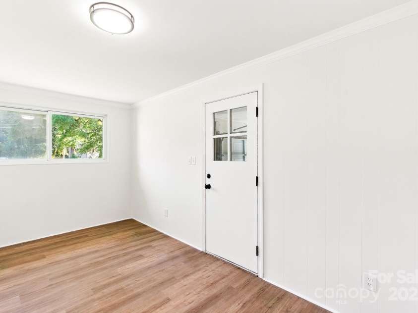 215 Mellwood Drive, Charlotte, NC 28214.  MLS# CAR4277258, YatesRealty ID 33684. 