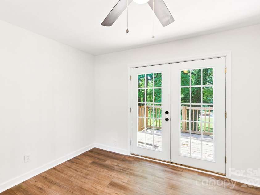 215 Mellwood Drive, Charlotte, NC 28214.  MLS# CAR4277258, YatesRealty ID 33684. 