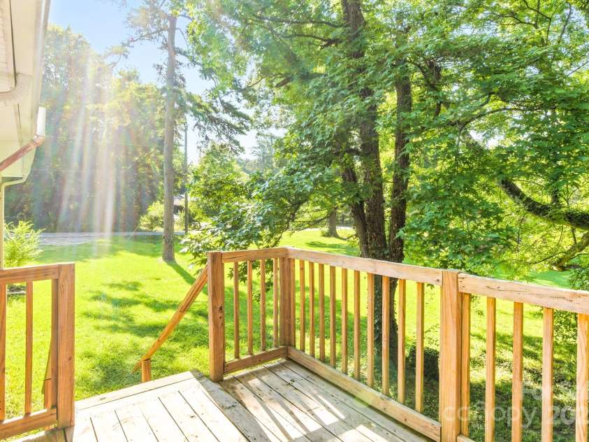 215 Mellwood Drive, Charlotte, NC 28214.  MLS# CAR4277258, YatesRealty ID 33684. 