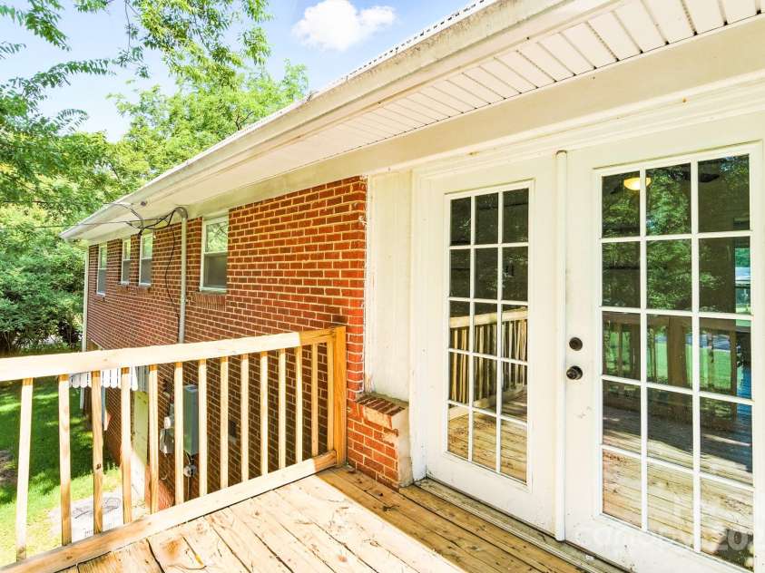 215 Mellwood Drive, Charlotte, NC 28214.  MLS# CAR4277258, YatesRealty ID 33684. 
