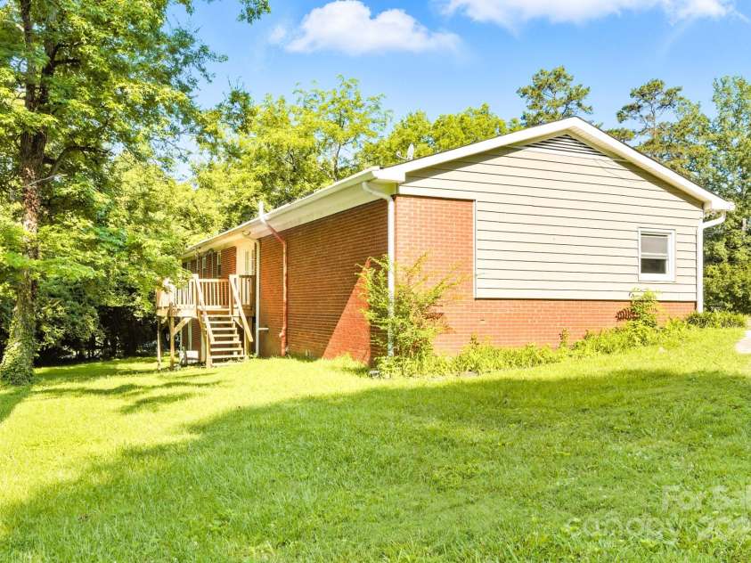 215 Mellwood Drive, Charlotte, NC 28214.  MLS# CAR4277258, YatesRealty ID 33684. 
