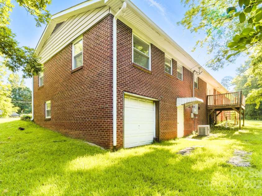 215 Mellwood Drive, Charlotte, NC 28214.  MLS# CAR4277258, YatesRealty ID 33684. 