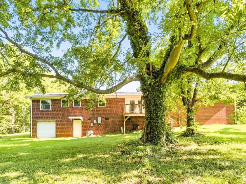 215 Mellwood Drive, Charlotte, NC 28214.  MLS# CAR4277258, YatesRealty ID 33684. 
