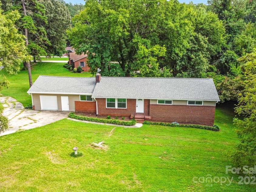 215 Mellwood Drive, Charlotte, NC 28214.  MLS# CAR4277258, YatesRealty ID 33684. 
