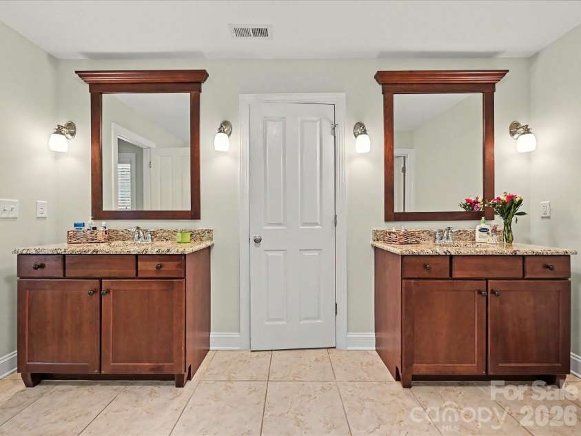 9643 Hampton Oaks Lane, Charlotte, NC 28270.  MLS# CAR4389106, YatesRealty ID 33684. 