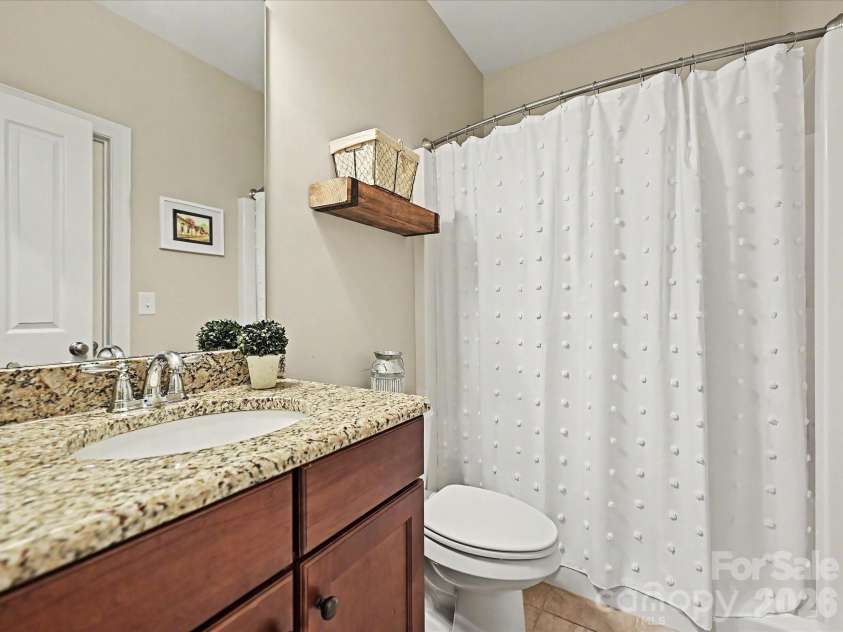 9643 Hampton Oaks Lane, Charlotte, NC 28270.  MLS# CAR4389106, YatesRealty ID 33684. Ensuite Bath