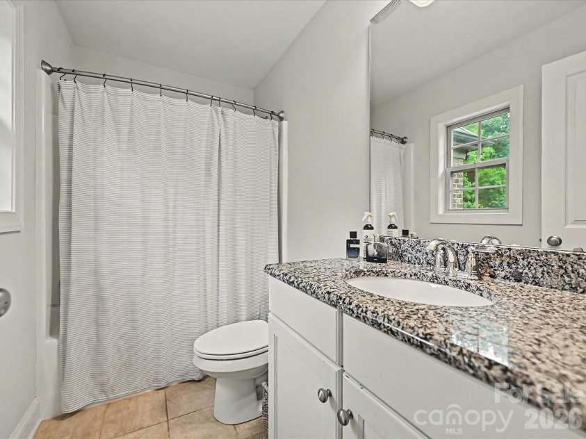 9643 Hampton Oaks Lane, Charlotte, NC 28270.  MLS# CAR4389106, YatesRealty ID 33684. Ensuite Bath