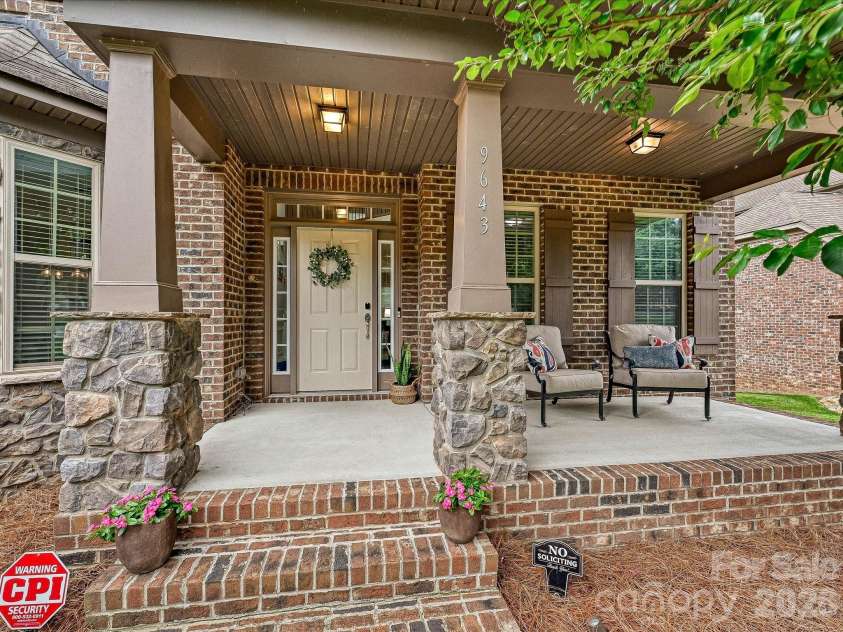 9643 Hampton Oaks Lane, Charlotte, NC 28270.  MLS# CAR4389106, YatesRealty ID 33684. Front Porch