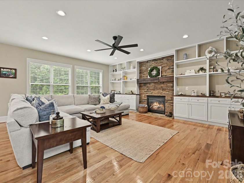 9643 Hampton Oaks Lane, Charlotte, NC 28270.  MLS# CAR4389106, YatesRealty ID 33684. Great Room
