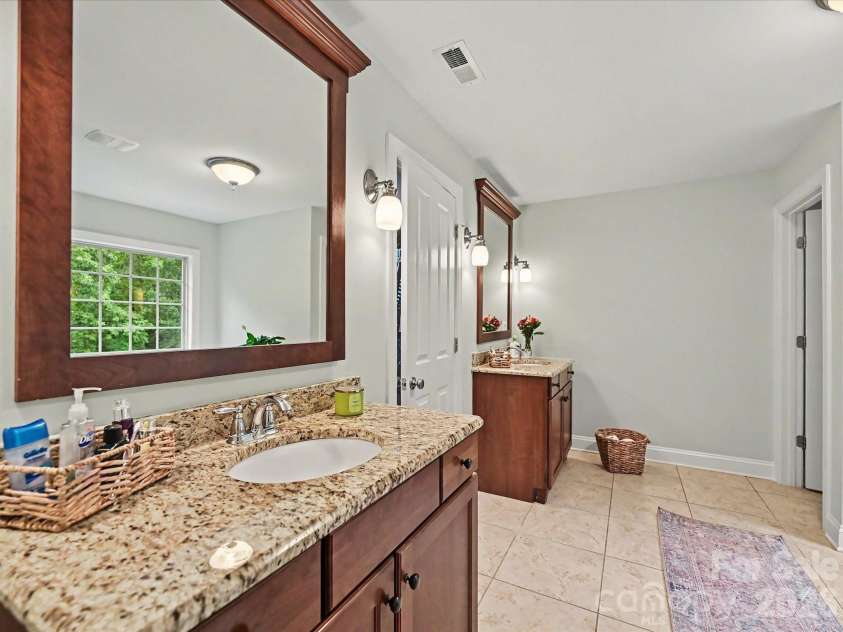 9643 Hampton Oaks Lane, Charlotte, NC 28270.  MLS# CAR4389106, YatesRealty ID 33684. Primary Bath
