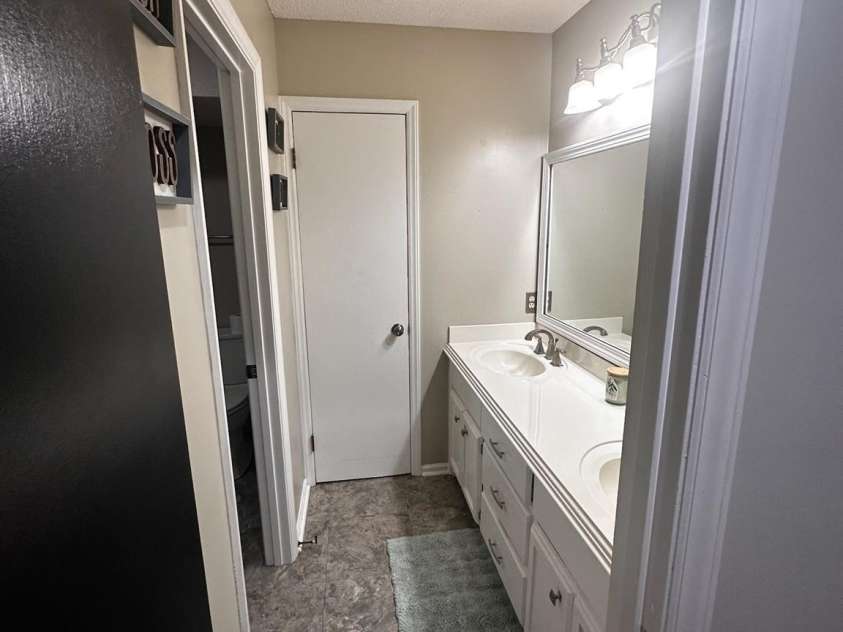 430 17th Avenue Drive, Hickory, NC 28601.  MLS# CAR4281870, YatesRealty ID 33686. Bathroom 2