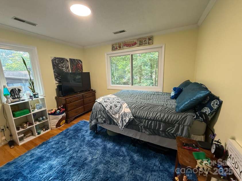 430 17th Avenue Drive, Hickory, NC 28601.  MLS# CAR4281870, YatesRealty ID 33686. Bedroom 3