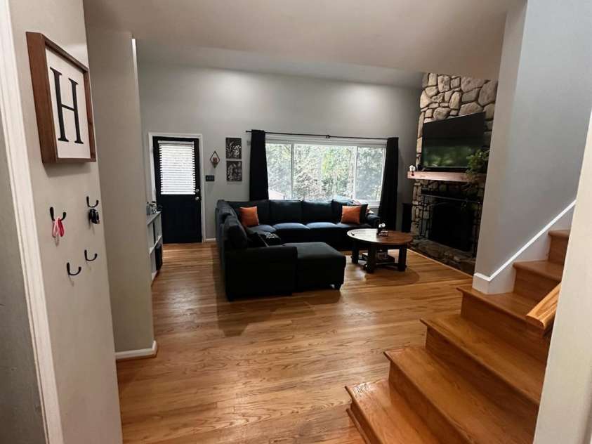 430 17th Avenue Drive, Hickory, NC 28601.  MLS# CAR4281870, YatesRealty ID 33686. Foyer