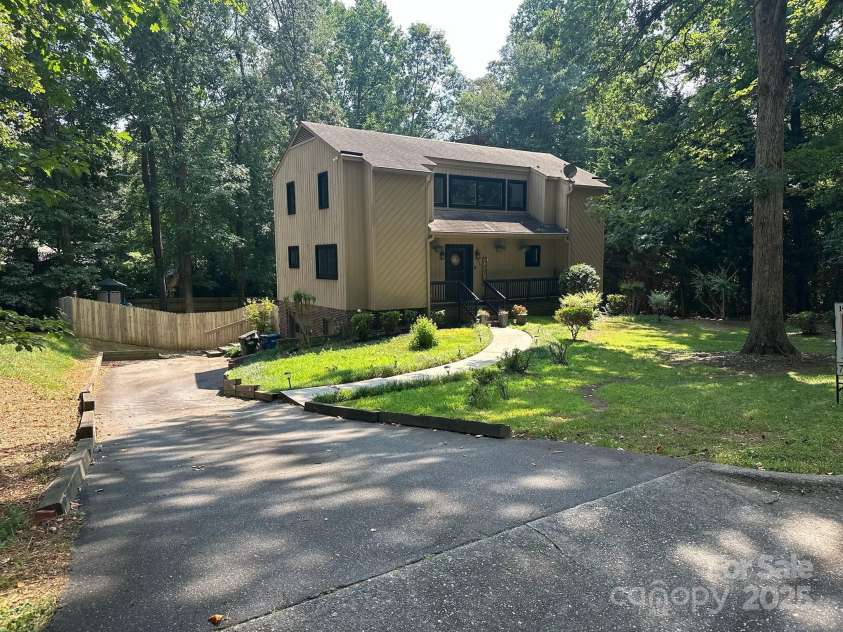 430 17th Avenue Drive, Hickory, NC 28601.  MLS# CAR4281870, YatesRealty ID 33686. Front